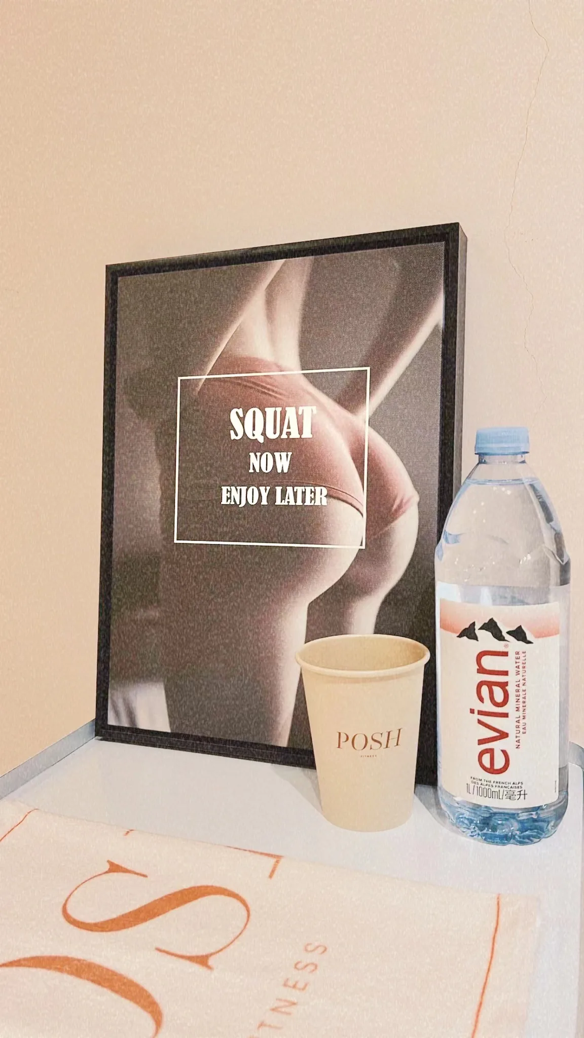 POSH 空間一角：SQUAT NOW ENJOY LATER 海報與品牌杯
